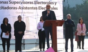 Hombre frente a atril hablando con micrófono en mano