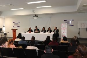 Participantes y asistentes del foro sentados en sala de sesiones