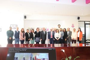 Integrantes del INE y asociación civil posando de pie para fotografía