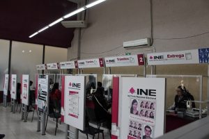 Interior de Módulo del INE con ciudadanos siendo atendidos