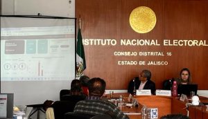 Integrantes del INE sentados durante sorteo en el Consejo Local