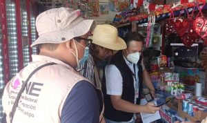 Integrantes del INE en labores de campo