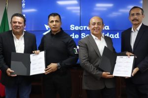 Integrantes del INE y DIGPRES posando con convenios firmados