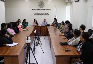 Integrantes del INE sentados en sala durante conferencia de prensa
