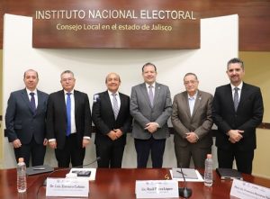 Integrantes de diversas instituciones de pie posando para fotografía