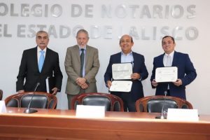 Representante del INE; IEPC y Colegio de Notarios posando con convenio firmado