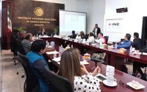 Integrantes del INE sentados en sala del consejo local