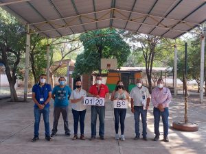 Integrantes del INE dentro de escuela