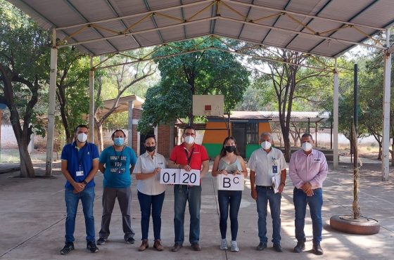 Integrantes del INE dentro de escuela