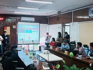 Integrantes del INE observando pantalla durante proceso de insaculación