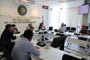 Integrantes del INE dialogando durante sesión