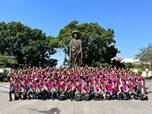 Integrantes del INE posando frente a estatua