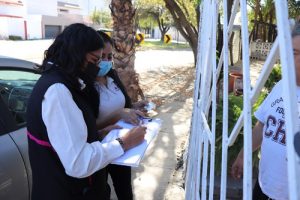 Integrantes del INE visitando domicilios en Nuevo León