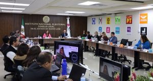 Integrantes del INE Nuevo León sentados durante sesión