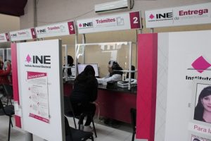 Ciudadana siendo atendida en Módulo del INE