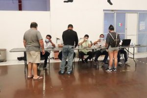 Ciudadanos junto a integrantes del INE sentados en mesa