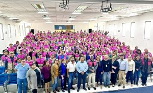 Integrantes del INE posando durante toma de protesta en sala de conferencias