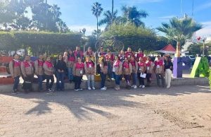 Capacitadores posando para fotografía grupal en exterior
