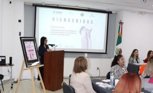 Vocal del INE hablando en atril durante foro