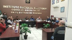 Integrantes del INE sentados durante sorteo