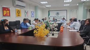 Integrantes del INE sentados durante sorteo