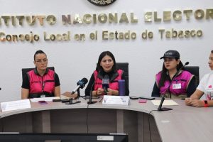 Integrantes del INE sentados durante rueda de prensa