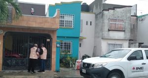 Integrantes del INE en labores de campo en las calles de Tabasco