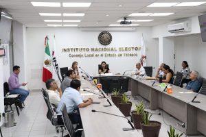 Integrantes del INE sentados durante reunión