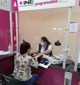 Mujer siendo atendida por integrante del INE en Módulo