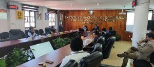 Integrantes del INE sentados durante sesión