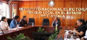 Integrantes del INE e ITE sentados durante reunión de trabajo