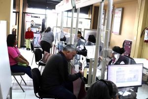 Integrantes del INE atendiendo a ciudadanos en Módulo