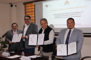 Representantes del SERT, INE e IETAM posando con convenios firmados