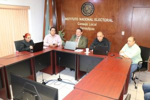 Integrantes del INE sentados en sala de reuniones
