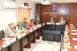 Integrantes del INE sentados durante sesión