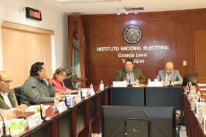 Integrantes del INE Tamaulipas dialogando durante sesión