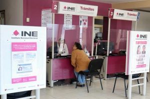 Ciudadana siendo atendida dentro de Módulo del INE