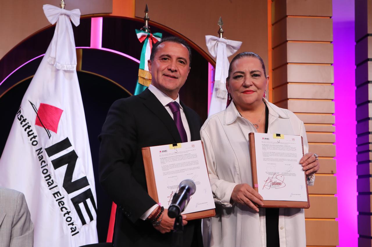 La Presidenta del INE, Guadalupe Taddei con el Presidente de la CIRT, José Antonio García