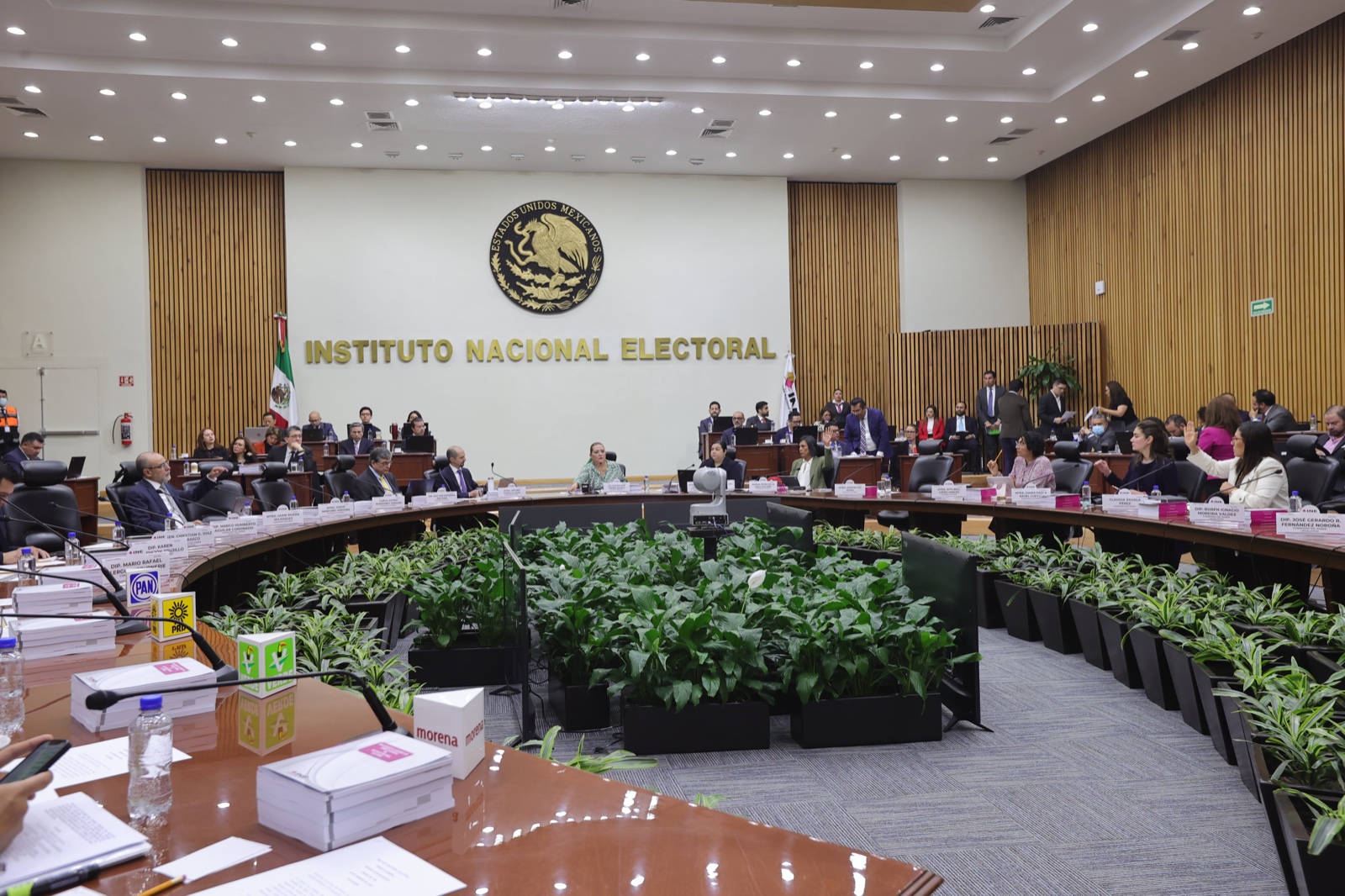 Las y los consejeros del INE analizan asuntos en el salón de sesiones del Consejo General