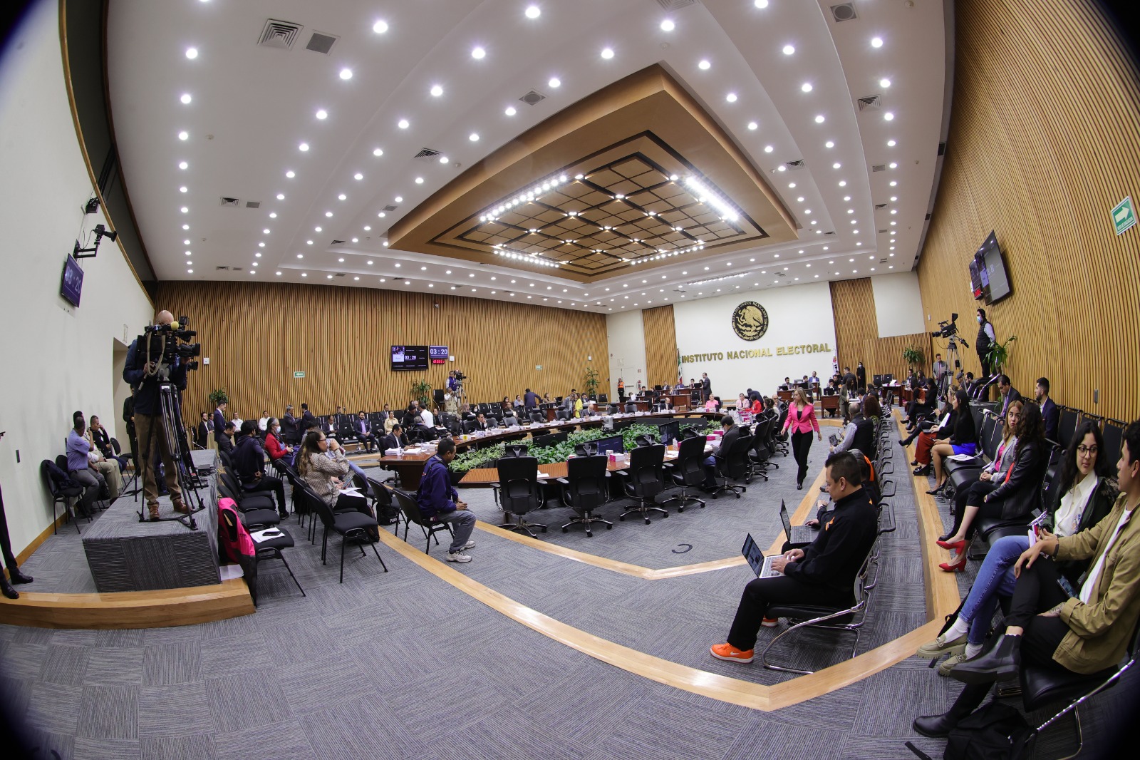 Las y los consejeros del INE analizan asuntos en el salón de sesiones del Consejo General