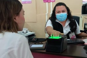 Integrante del INE atendiendo a ciudadana en Módulo