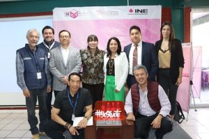 Ponentes del foro posando para fotografía grupal