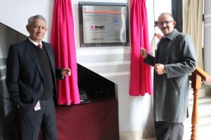 Dos integrantes del INE develando placa en Módulo del INE