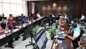 Integrantes del INE Hidalgo sentados durante sesión extraordinaria