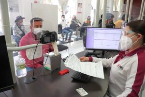 Integrante del INE atendiendo a ciudadano dentro de Módulo