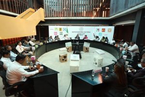 Integrantes del INE Oaxaca sentados durante sesión especial