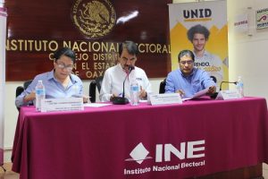 Vocales del INE Oaxaca y rectora de la UNID firmando convenio