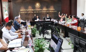 Integrantes del INE dialogando durante sesión extraordinaria