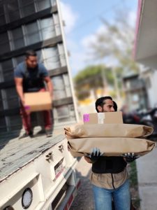 Integrantes del INE descargando material electoral de caja de tráiler