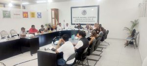 Integrantes del INE sentados durante sesión ordinaria